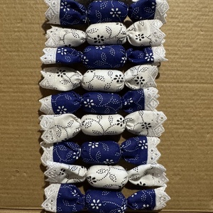 Kék - Fehér kékfestő textil szaloncukor (10db), Karácsony, Karácsonyi lakásdekoráció, Karácsonyfadíszek, Varrás, 
Az eredetivel azonos méretű szaloncukor madeira széllel készítve.
vatelinnel töltve.

az ár a képe..., MESKA