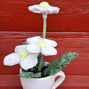 Fehér kisvirágok csészében, Otthon & Életmód, Dekoráció, Virágdísz és tartó, Virágdíszek, Asztali virágdísz, Újrahasznosított alapanyagból készült termékek, MESKA