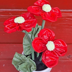 Piros kisvirágok csészében, Otthon & Életmód, Dekoráció, Virágdísz és tartó, Virágcsokor, Virágok, Újrahasznosított alapanyagból készült termékek, MESKA