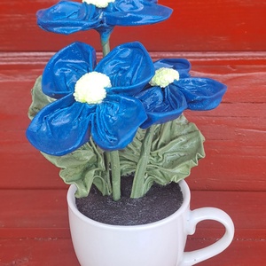 Kék kisvirágok csészében, Otthon & Életmód, Dekoráció, Virágdísz és tartó, Virágdíszek, Asztali virágdísz, Újrahasznosított alapanyagból készült termékek, MESKA