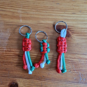 Nemzeti színű táskadísz, kulcstartó - Meska.hu