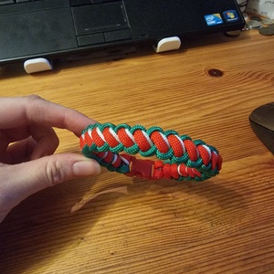 Nemzeti színű karkötő, kitűző és kulcstartó - ékszer - karkötő - fonott karkötő - Meska.hu