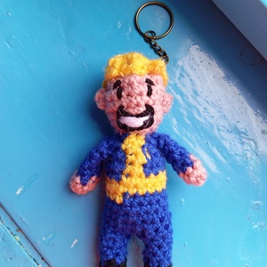 Horgolt vault boy kulcstartó  - táska & tok - kulcstartó & táskadísz - kulcstartó - Meska.hu