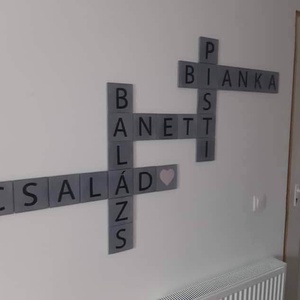 Scrabble betűk fa alapon, Otthon & Életmód, Dekoráció, Fali és függő dekoráció, Falra akasztható dekor, Festett tárgyak, Famegmunkálás, MESKA