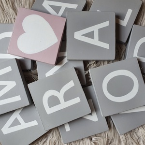 Scrabble betűk fa alapon - otthon & életmód - dekoráció - fali és függő dekoráció - falra akasztható dekor - Meska.hu
