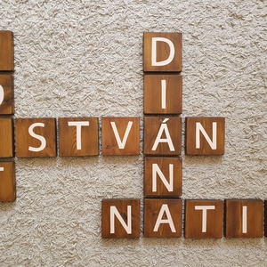 Scrabble betűk fa alapon - otthon & életmód - dekoráció - fali és függő dekoráció - falra akasztható dekor - Meska.hu