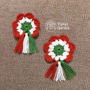 Horgolt kokárda rojtokkal - Meska.hu