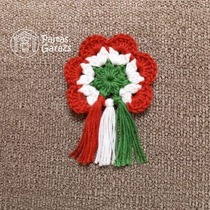 Horgolt kokárda rojtokkal - ékszer - kitűző és bross - Meska.hu