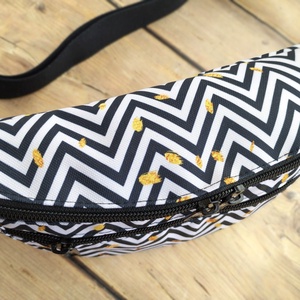 Fekete-fehér geometriai mintás övtáska  - táska & tok - övtáska - Meska.hu