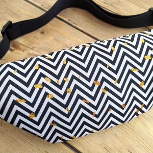 Fekete-fehér geometriai mintás övtáska  - táska & tok - övtáska - Meska.hu