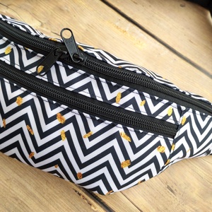 Fekete-fehér geometriai mintás övtáska  - táska & tok - övtáska - Meska.hu