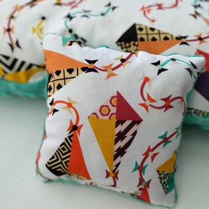 Papírsárkányos párna levendulapárnával - baba - mama - babaszoba dekoráció - gyerek díszpárna - Meska.hu