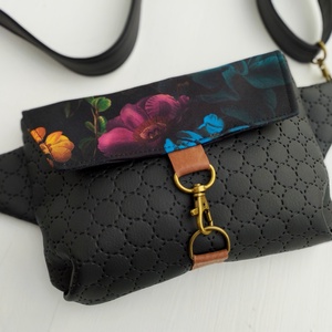 Fekete-virágos vízlepergetős övtáska  - Meska.hu