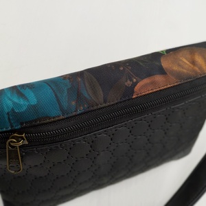 Fekete-virágos vízlepergetős övtáska  - táska & tok - övtáska - Meska.hu