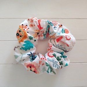 Színes virágos scrunchie hajgumi - Meska.hu