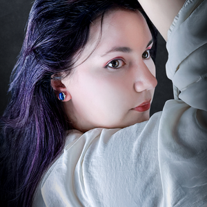 Fátyolos holdfény dichoric üveg bedugós befoglalt fülbevaló, Ékszer, Fülbevaló, Pötty fülbevaló, Ékszerkészítés, Üvegművészet, MESKA