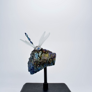 Szivárvány szitakötő bizmut kristályon dekoráció, műalkotás, dísztárgy - otthon & életmód - dekoráció - dísztárgy - Meska.hu