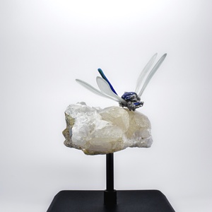 Kék szitakötő hegyikristályon dekoráció, műalkotás, dísztárgy, Otthon & Életmód, Dekoráció, Dísztárgy, Üvegművészet, MESKA