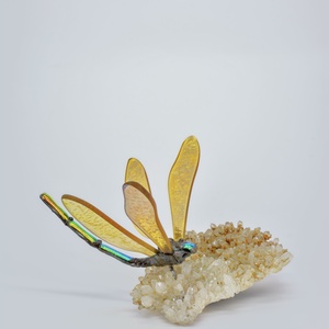 Napsugár szitakötő drúza kvarcon dekoráció, műalkotás, dísztárgy, Otthon & Életmód, Dekoráció, Dísztárgy, Üvegművészet, MESKA