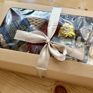 Karácsonyi ajándékcsomag - karácsony - karácsonyi ajándékozás - karácsonyi ajándékcsomagolás - Meska.hu