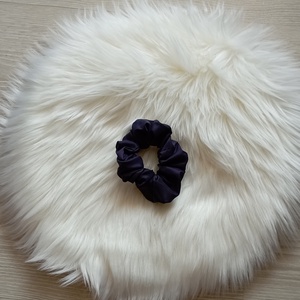 Matt lila scrunchie hajgumi, Ruha & Divat, Hajdísz & Hajcsat, Hajgumi, Varrás, MESKA