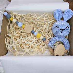Első ajándékom - Kék nyuszis Babaváró ajándék Babaköszöntő ajándékbox, Játék & Sport, Babalátogató ajándékcsomag, Csomózás, Horgolás, MESKA