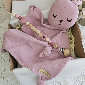 Első ajándékom - Mályva nyuszis szundikendő Babaváró ajándék Babaköszöntő ajándékbox, Játék & Sport, Babalátogató ajándékcsomag, Csomózás, Horgolás, MESKA