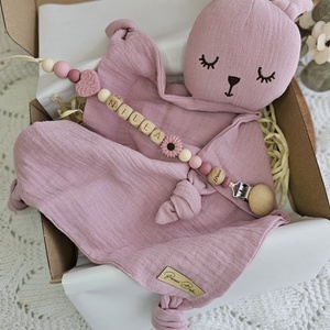 Első ajándékom - Mályva nyuszis szundikendő Babaváró ajándék Babaköszöntő ajándékbox - játék & sport - babalátogató ajándékcsomag - Meska.hu