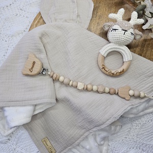 Első ajándékom Babaváró Ajándékbox Bézs szundikendő Cumilánc Horgolt csörgő , Játék & Sport, Babalátogató ajándékcsomag, Gravírozás, pirográfia, Csomózás, MESKA