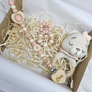 Első Ajándékom Babaköszöntő ajándékbox , Baba - mama, Baba játékok, Cumilánc, Csomózás, Gravírozás, pirográfia, MESKA