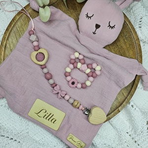 Első ajándékom - Mályva nyuszis szundikendő Babaváró ajándék Babaköszöntő ajándékbox, Baba - mama, Babalátogató ajándékcsomag, Csomózás, Horgolás, MESKA