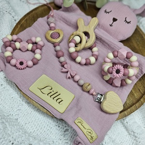 Első ajándékom - Mályva nyuszis szundikendő Babaváró ajándék Babaköszöntő ajándékbox - baba - mama - babalátogató ajándékcsomag - Meska.hu