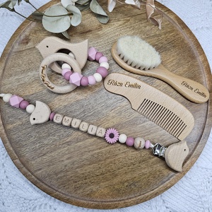 Első Ajándékom Babaköszöntő ajándékbox , Baba - mama, Baba játékok, Cumilánc, Csomózás, Gravírozás, pirográfia, MESKA