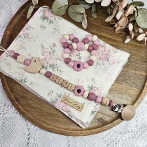 Első ajándékom - Mályva virágos babakendő Babaváró ajándék Babaköszöntő ajándékbox, Baba - mama, Babalátogató ajándékcsomag, Csomózás, Horgolás, MESKA