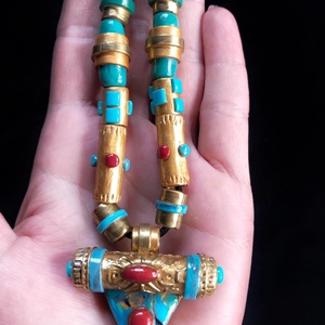 Arany színű tibeti gyöngyös nyaklánc - ékszer - nyaklánc - medálos nyaklánc - Meska.hu