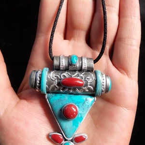 Tibeti stílusú türkiz- korall nyaklánc - ékszer - nyaklánc - medálos nyaklánc - Meska.hu