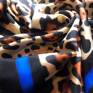 Kézzel festett selyemkendő �Animal print kék szegéllyel 75x75cm (pongé 8) - ruha & divat - sál, sapka, kendő - vállkendő - Meska.hu