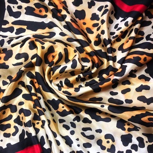 Kézzel festett selyemkendő �Animal print piros szegéllyel 75x75cm (pongé 8), Ruha & Divat, Sál, Sapka, Kendő, Vállkendő, Selyemfestés, MESKA