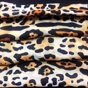 Kézzel festett selyemkendő �Animal print piros szegéllyel 75x75cm (pongé 8) - ruha & divat - sál, sapka, kendő - vállkendő - Meska.hu