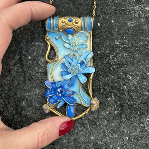 Kék virágos nyaklánc - ékszer - nyaklánc - medálos nyaklánc - Meska.hu