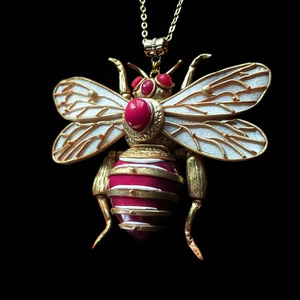 Antik darázs nyaklánc - ékszer - nyaklánc - medálos nyaklánc - Meska.hu