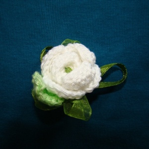 romantikus horgolt rózsa kitűző - Meska.hu