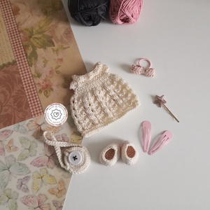Kötött ruha amigurumi öltöztethető babához, CutePie kiegészítő, pamutból horgolt cipővel, táskával, játék dekoráció - játék & sport - baba & babaház - öltöztethető baba - Meska.hu