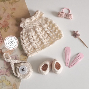 Kötött ruha amigurumi öltöztethető babához, CutePie kiegészítő, pamutból horgolt cipővel, táskával, játék dekoráció, Játék & Sport, Baba & babaház, Öltöztethető baba, Horgolás, Kötés, MESKA