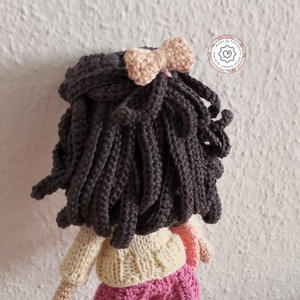 Baba öltöztethető horgolt kislány amigurumi, gyerekjáték figura, a nadrág, pulcsi, táska, cipő levehető és cserélhető - játék & sport - baba & babaház - öltöztethető baba - Meska.hu