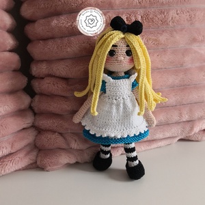 Alice csodaországban horgolt, öltöztethető amigurumi hosszúhajú kislány baba, levehető ruhával, cipővel, játék dekoráció - játék & sport - baba & babaház - öltöztethető baba - Meska.hu