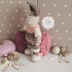 Nyuszi amigurumi figura, öltöztethető kötött nyuszika baba ruházattal, természetes anyagból készült játék és dekoráció - játék & sport - baba & babaház - öltöztethető baba - Meska.hu