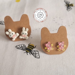 Nyuszi fülbevaló bizsu, macis cuki ékszer, vidám divatos kiegészítő, apró ajándék,  kawaii meglepetés - ékszer - fülbevaló - pötty fülbevaló - Meska.hu