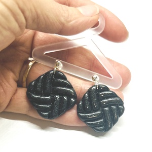 Különleges csavart négyszög gyurmafülbevaó - ékszer - fülbevaló - lógó fülbevaló - Meska.hu