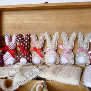 Három, húsvéti textil nyuszi, pom-pom farokkal (pirosak) -  - Meska.hu